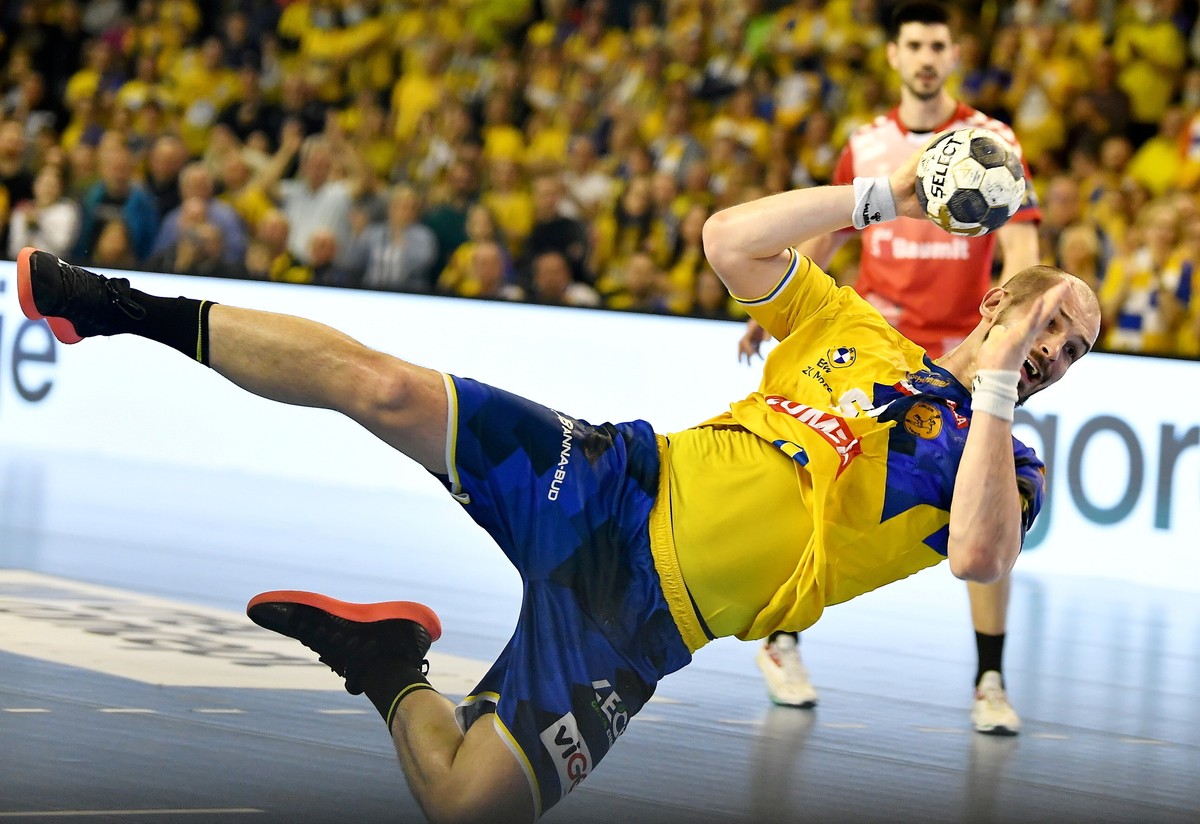Zawodnik Łomży Vive Kielce Arciom Karalek podczas meczu grupy B Ligi Mistrzów piłkarzy ręcznych z C.S. Dinamem Bukareszt