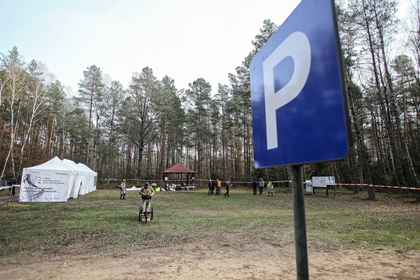 Ludzkie szczątki na parkingu w lesie w Treblince