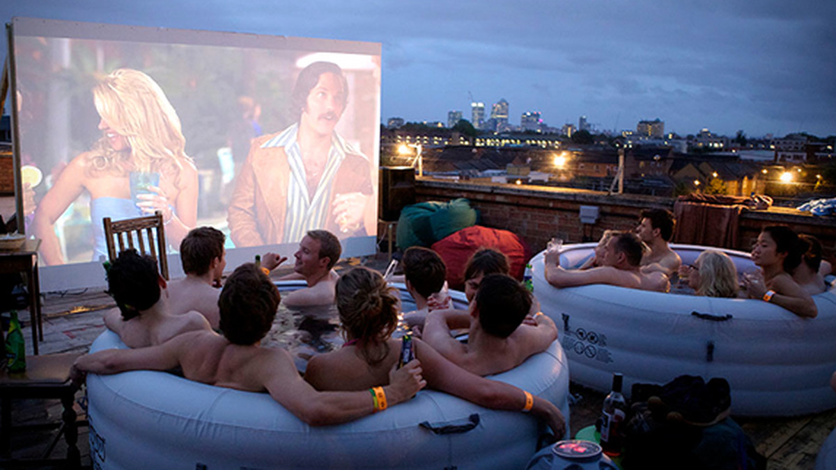 Idea jest prosta. Gorąca kąpiel w jacuzzi, interesujący film na kinowym ekranie i wyjątkowe miejsca na mapie Londynu. Tysiące Brytyjczyków rozkochało się w Hot Tub Cinema!