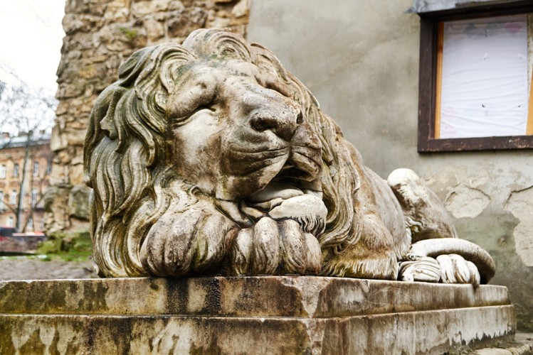 <strong>Zabytki Lwowa</strong>
<br></br>
Lista miejsc, które warto we Lwowie zobaczyć jest dość długa i prawie każdy znajdzie tu coś dla siebie na swój sposób urokliwego. Dla miłośników zabytków sakralnych ciekawe będą np.: Sobór św. Jura, Katedra ormiańska i dzielnica ormiańska, zespół Cerkwi Wołoskiej i ulica Ruska, kościół Dominikanów oraz klasztor Bernardynów.
<br></br>
Ciekawe architektonicznie i mające bogatą historię miejsca to także: Kopiec Unii Lubelskiej, Arsenał Królewski, Arsenał Miejski, Baszta Prochowa, Teatr Miejski (Opera Lwowska), Ossolineum, Dworzec Główny oraz Politechnika Lwowska.
<br></br>