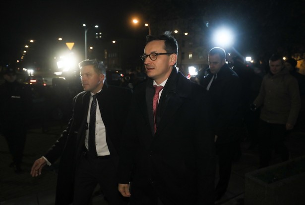 Premier Mateusz Morawiecki w drodze na spotkanie kierownictwa PiS