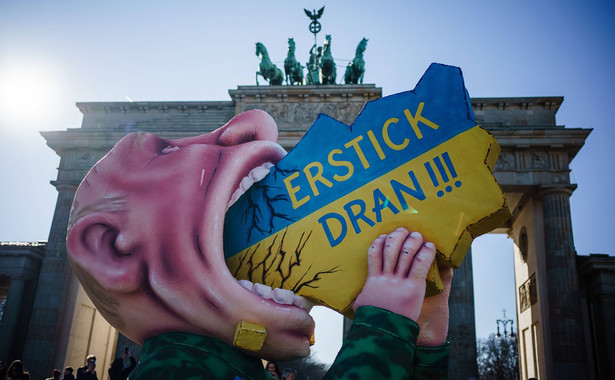 Berlin. Putin "pożera" Ukrainę z napisem "Udław się!"