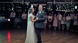 Az esküvőjén elkezdett táncolni az apjával a szép menyaszony, aztán elkezdődött az őrület - videó