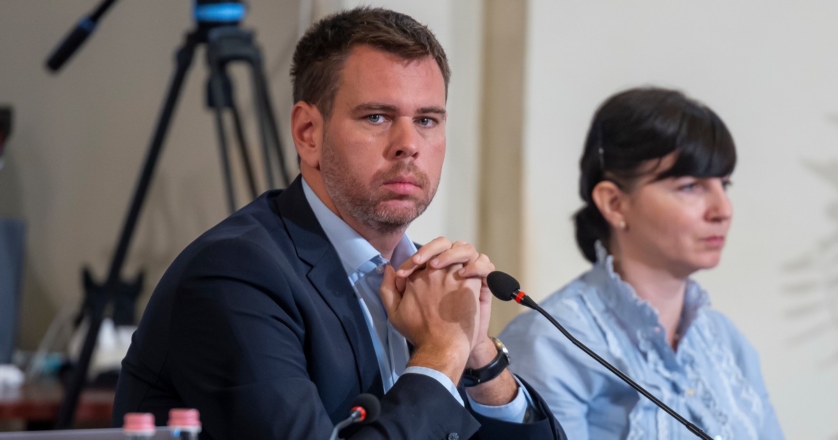 Ezek a döntések születtek ma a fővárosi közgyűlésben: reptéri buszjegy, a Rómain épülő mobilgát, megemlékezés a roma lágerlázadásról
