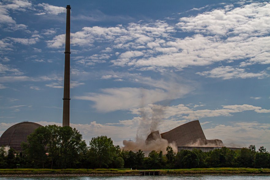 Wyburzenie elektrowni Muelheim-Kaerlich w Niemczech. Do końca 2022 roku nad Renem zostaną zamknięte trzy ostatnie reaktory. fot. Jokue-photography