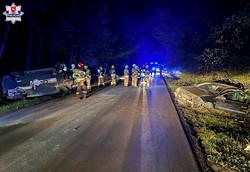 Pijany kierowca zmiótł Peugeota z drogi. Są ranni