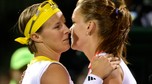 Kirsten Flipkens (L) i Agnieszka Radwańska