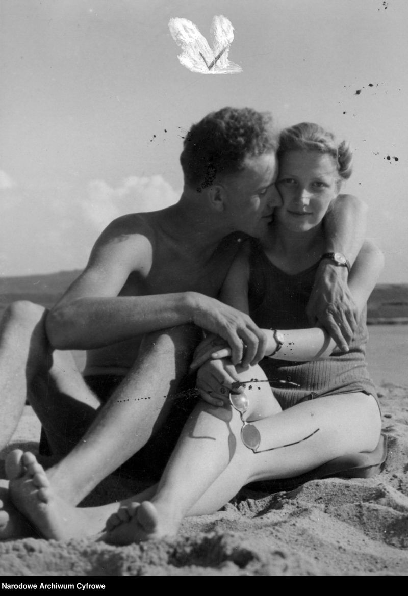 Kobieta i mężczyzna na plaży w Krakowie nad Wisłą, 1940 r.