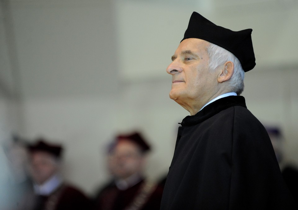 Prof. Jerzy Buzek podczas uroczystości nadania tytułu doktora honoris causa Politechniki Wrocławskiej, fot. PAP/Grzegorz Hawałej