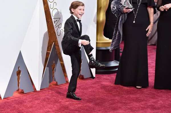 Jedno z najsłodszych zdjęć tegorocznych Oscarów – Jacob Tremblay pokazuje, że na galę, poza eleganckim garniturem, założył skarpetki z 'Gwiezdnymi wojnami'