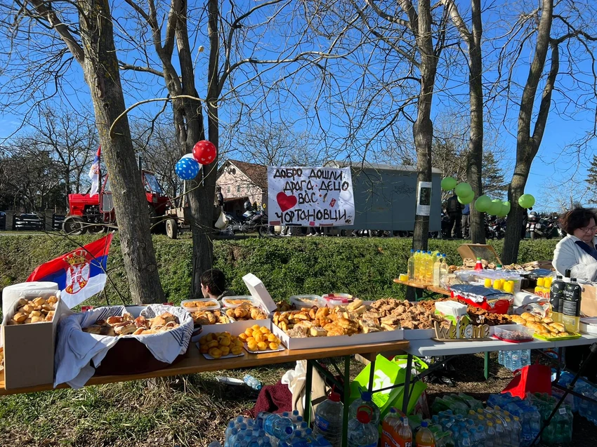 Građani su studente na putu do Novog Sada dočekivali sa hranom, pićem i mestom za odmor