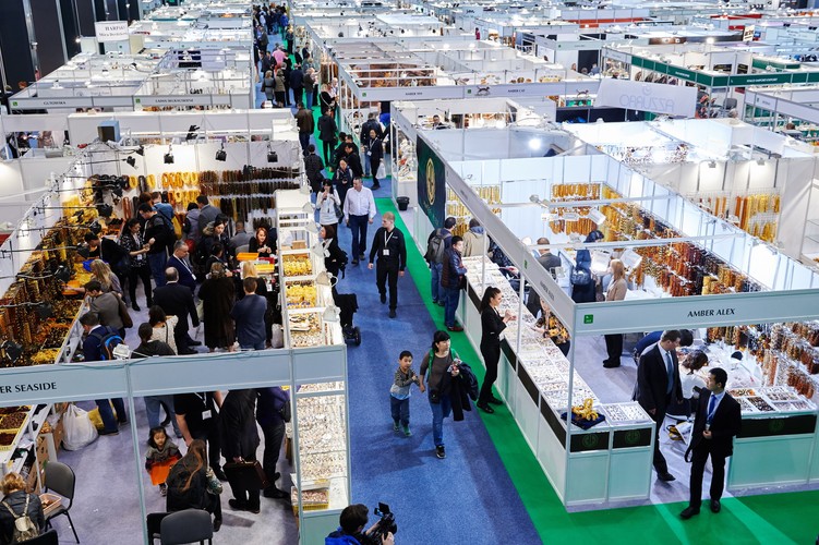 Międzynarodowe Targi Bursztynu, Biżuterii i Kamieni Jubilerskich AMBERIF 2015 rozpoczęły się w Gdańsku, 25 bm. <br><br>fot. (aw/cat) PAP/Adam Warżawa