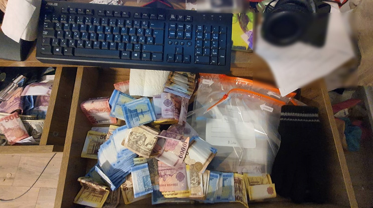 Másfél millió forintnyi kézpénzt találtak nála a rendőrök /Fotó: Police.hu