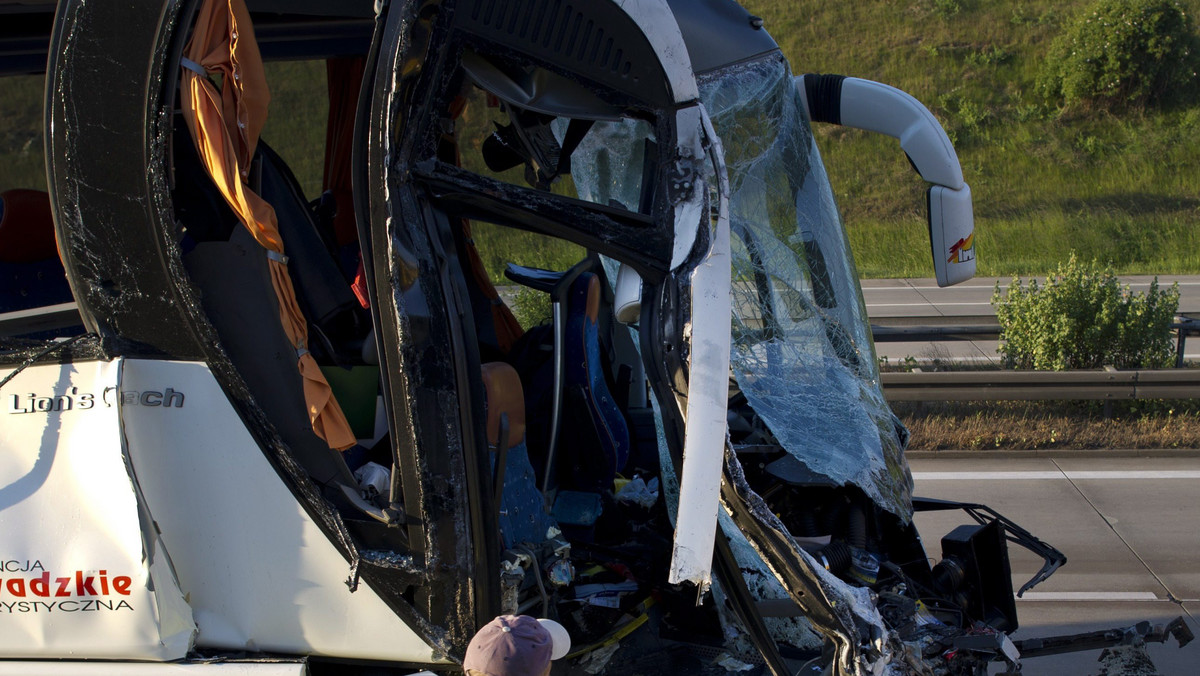 25 osób zostało lekko rannych w wypadku polskiego autokaru nad ranem na autostradzie A4 pod Dreznem - poinformowała PAP miejscowa policja. Autokar z niewyjaśnionych przyczyn uderzył w jadący z przodu na prawym pasie samochód ciężarowy. Do wypadku doszło około godz. 1.36 między wjazdem na autostradę Dresden-Altstadt i skrzyżowaniem Dresden-West, od którego odchodzi autostrada A4.