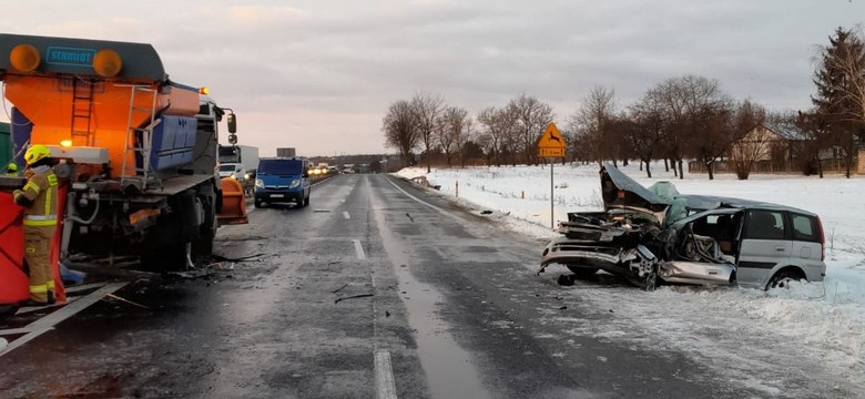 Tragiczny wypadek pod Lublinem. Pługopiaskarka roztrzaskana, policja zablokowała drogę