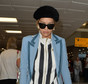 Rita Ora w dresie na lotnisku w Londynie