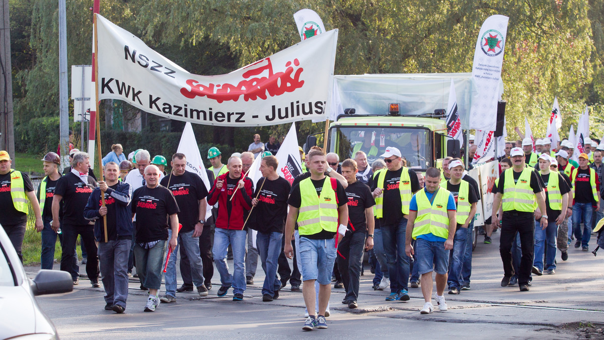 Na ulice Sosnowca wyruszyła dziś rano manifestacja pracowników kopalni Kazimierz-Juliusz. Ta ostatnia czynna kopalnia w Zagłębiu Dąbrowskim ma zakończyć wydobycie na przełomie września i października. Powodem jest wyczerpanie dostępnych złóż.