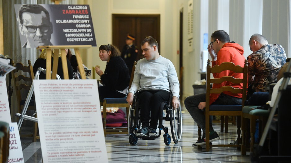 Protest osób niepełnosprawnych i ich rodzin w Sejmie trwał 19 dni