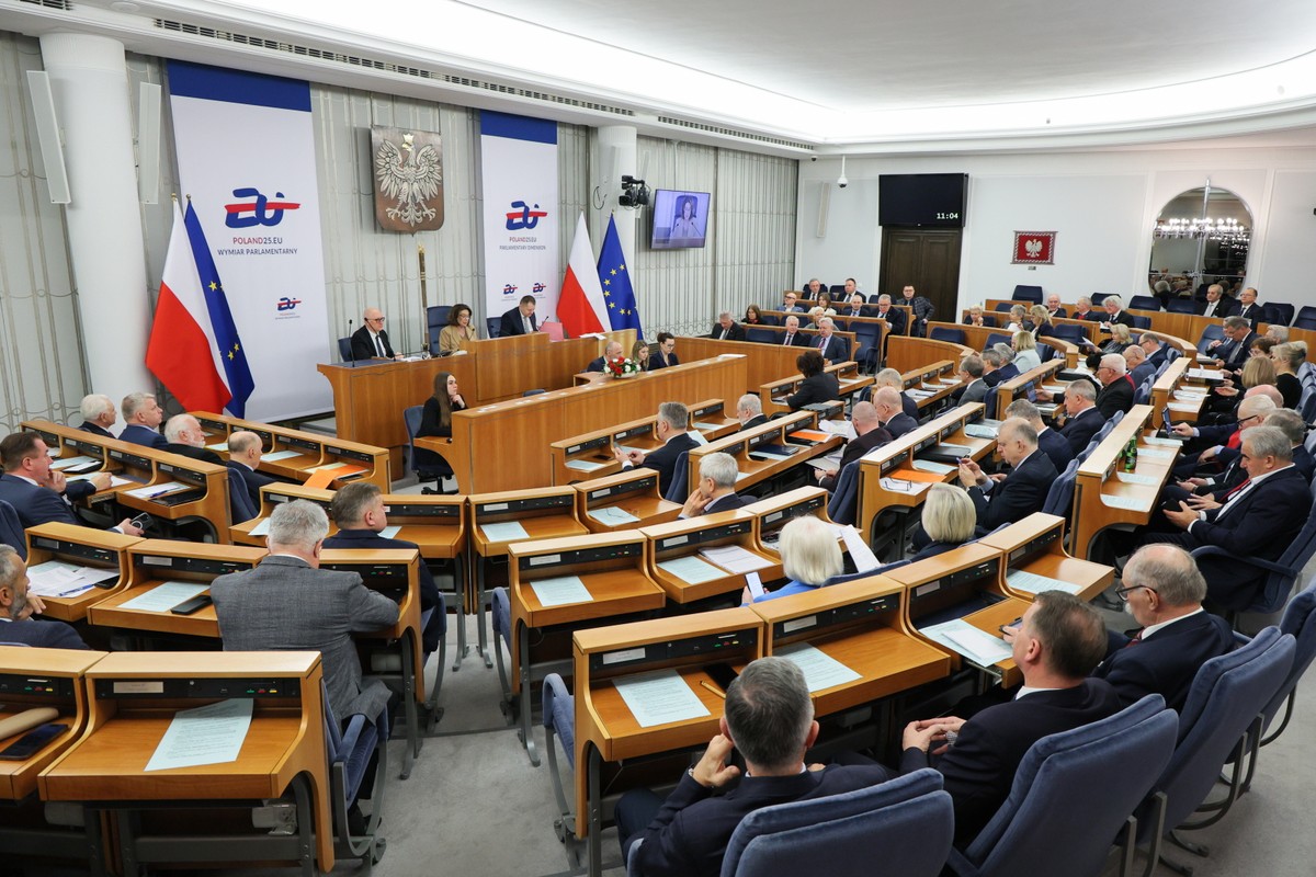 Senatorowie na sali obrad Senatu w Warszawie.