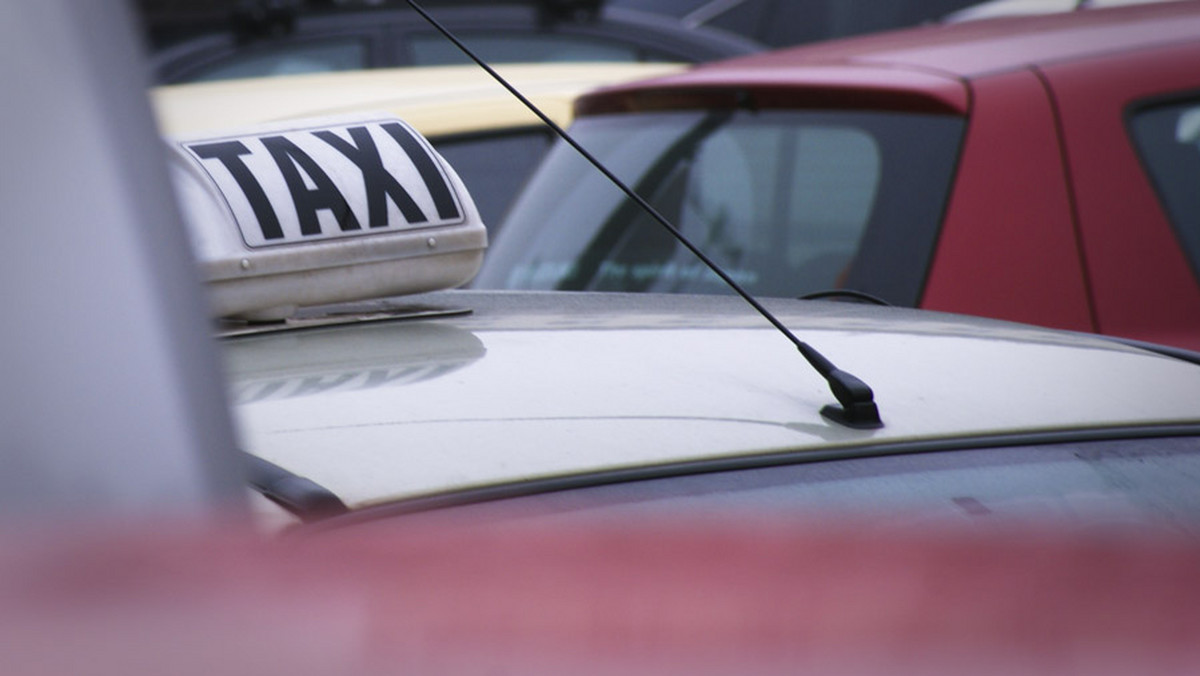 Choć ekspertyzy branży taksówkarskiej wskazują, że stawka za kilometr powinna wynosić co najmniej 1,72 zł, by biznes był opłacalny, taksówkarze często przyciągają klienta ceną 1,60 zł. A potem kombinują, jak wyjść na swoje.