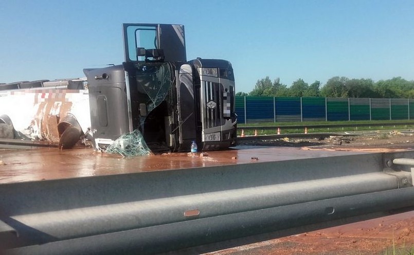 Autostrada A2 zablokwana po wypadku ciężarówki z czekoladąAutostrada A2 zablokwana po wypadku ciężarówki z czekoladą