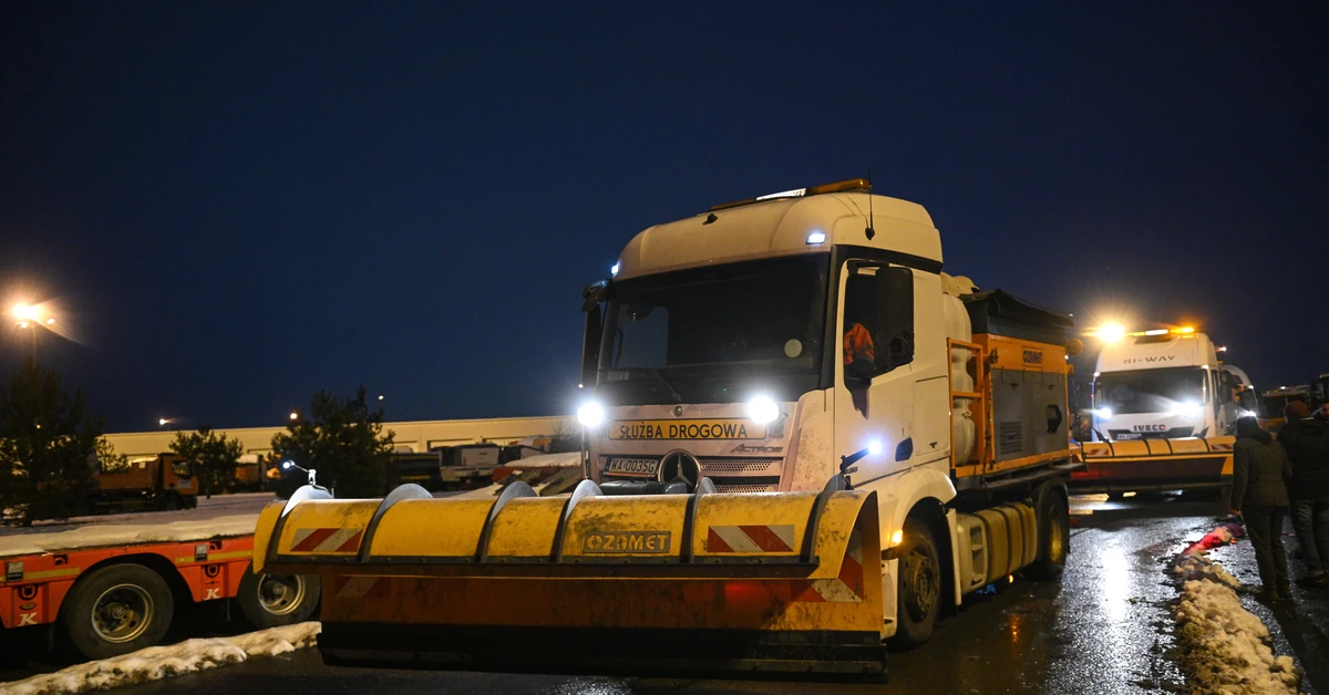 Zima nie odpuszcza. Drogi przejezdne, ale warunki trudne. GDDKiA ostrzega przed śliskością