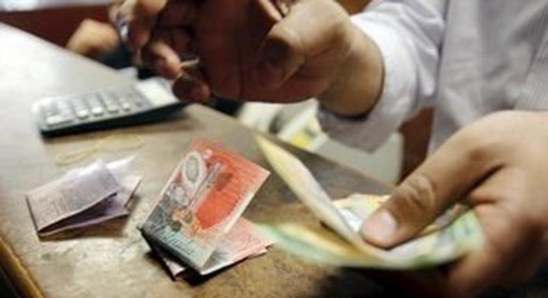 An employee counts Australian dollar banknotes at an exchange office in downtown Cairo, Egypt, April 19, 2016.  REUTERS/Amr Abdallah Dalsh