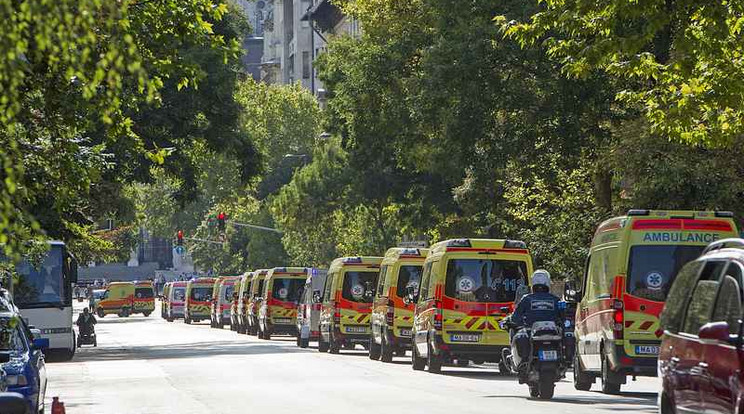 Mentőautók konvoja haladt el az V. kerületben /Fotó: MTI - Lakatos Péter