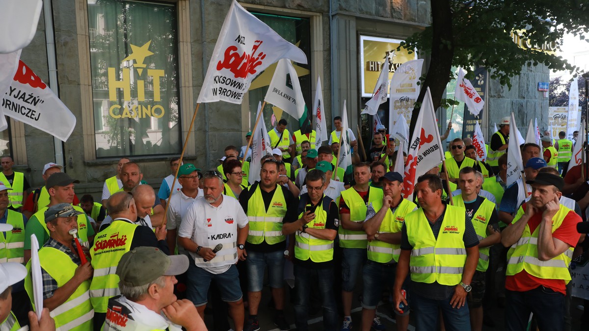 Rada nadzorcza Jastrzębskiej Spółki Węglowej odwołała ze stanowiska prezesa spółki Daniela Ozona. Do pracowników protestujących przed resortem energii wyszedł minister Krzysztof Tchórzewski. Doszło do awantury, padło wiele mocnych słów. "Tchórzewski, dymisja!" - krzyczeli górnicy. Ceny akcji JSW spadły już o 5 proc.