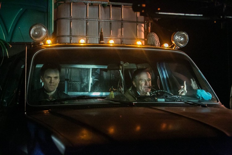 Joel McHale i Robin Williams w filmie 'A Merry Friggin' Christmas'