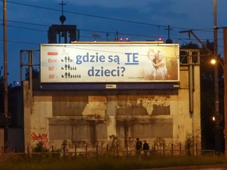 Fundacja Kornice ze swoją chrześcijańską indoktrynacja dotarła nie tylko do typowych „użytkowników” billboardów. Zwracać na nią uwagę zaczęły osoby, którą wcześniej jej nie dostrzegały. Fundacja Kłoska ze swoim przekazem dotarła też do osób mieszkających w miejscowościach, gdzie billboardów nie było (poza dużymi miastami) albo takich, które nie poruszają się po głównych ulicach i nie miały szans jej wcześniej zobaczyć.