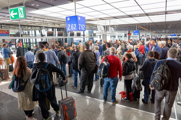 AMERIČKI AERODROMI PRED KOLAPSOM! Počinje novi talas dugih redova i haosa: "Novca više nema!"