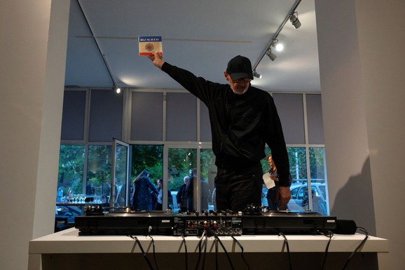 Izložba Dragana Vojvodića u Salonu Muzeja savremene umetnosti: Performans na otvaranju