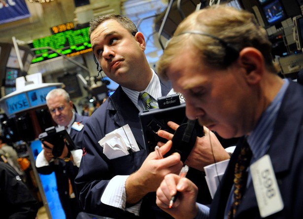 Maklerzy na NYSE nie mieli zbyt zmartwionych min spadkiem akcji. Fot. Bloomberg