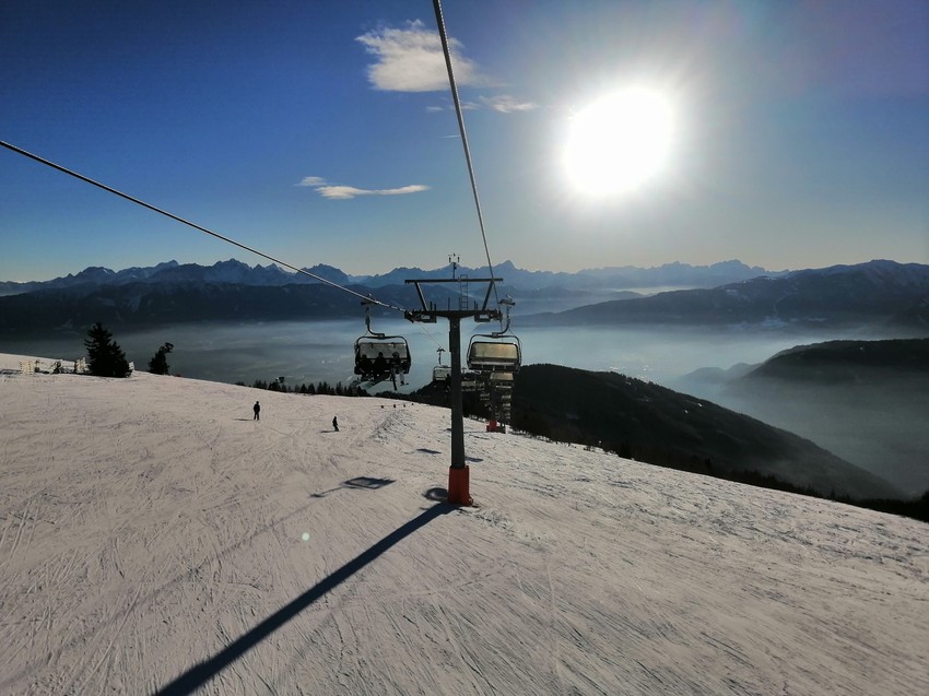 Za prevoz skijaša postoji 20 raznih ski liftova i gondola