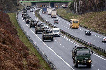 Kolumny wojskowe na drogach w całej Polsce. Apel do mieszkańców. "Nie robić zdjęć"