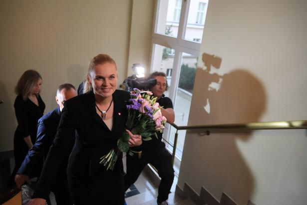 Ministra edukacji Barbara Nowacka powiedziała w poniedziałek w Polsat News, że resort chce przyciągnąć do szkół nowych nauczycieli i namówić do powrotu do zawodu tych, którzy z niego odeszli.