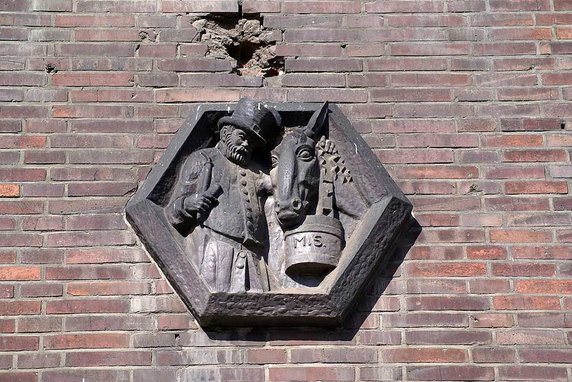 Jeden z detali ozdobnych na fasadzie. Fot. Barbara Maliszewska, CC BY-SA 3.0 PL, via Wikimedia Commons