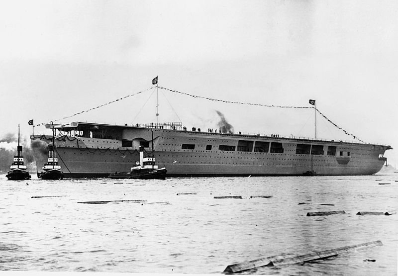 Lotniskowiec Graf Zeppelin w Świnoujściu w kwietnia 1945 roku po podniesieniu wraku z dna i zapewnieniu pływalności w marcu 1946 pod radzieckim zarządem  - domena publiczna