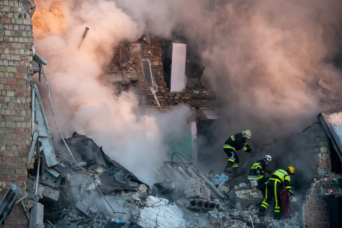 Na zdjęciu skutki rosyjskiego ataku na Kijów