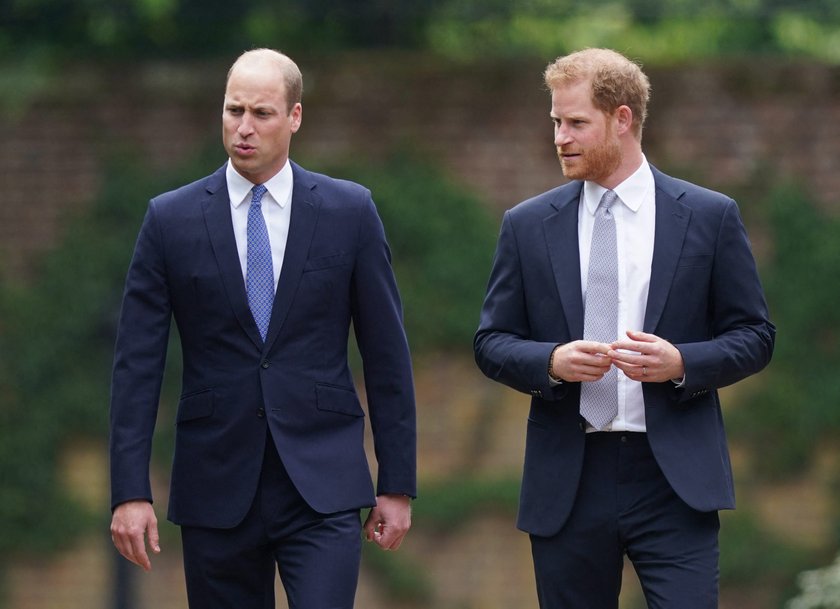 William i Harry pojednali się pod pomnikiem mamy