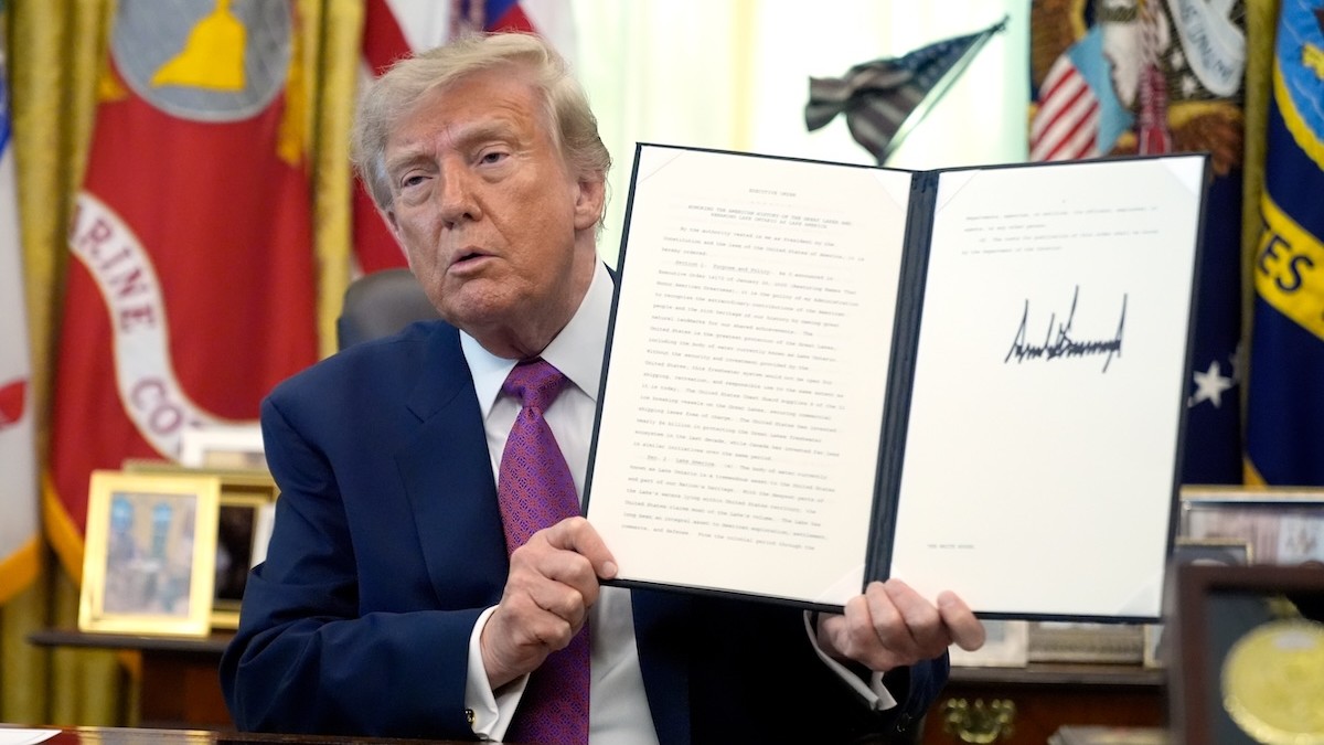 Prezident Donald Trump drží podpísaný výkonný príkaz premenovať jazero Ontario v Oválnej pracovni Bieleho domu vo štvrtok 27. augusta 2026.