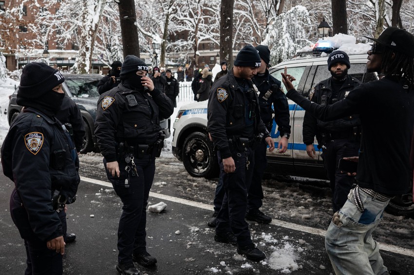 Četvorica policajaca povređena su u Njujorku tokom grudvanja
