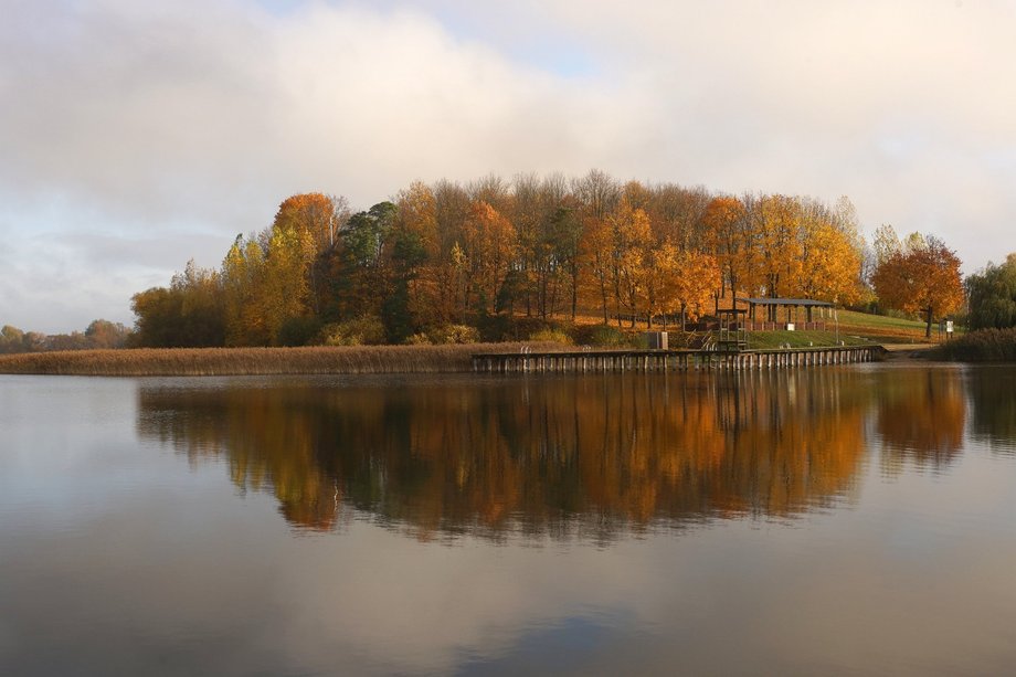 Widok na ośrodek z perspektywy jeziora.