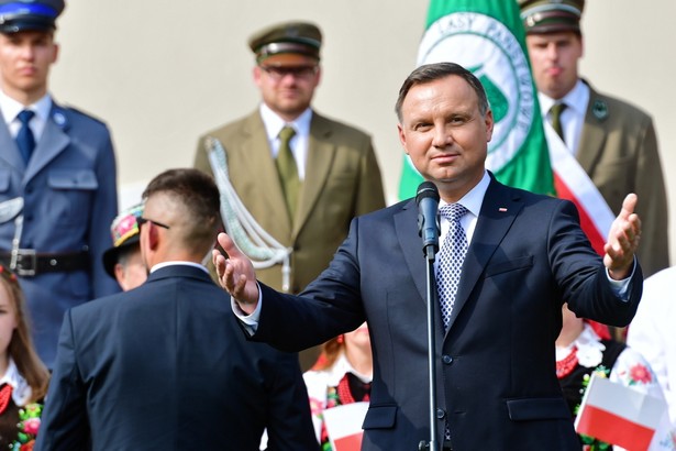 Prezydent Andrzej Duda podczas spotkania z mieszkańcami na placu przy pomoście zamkowym w Szczecinku.