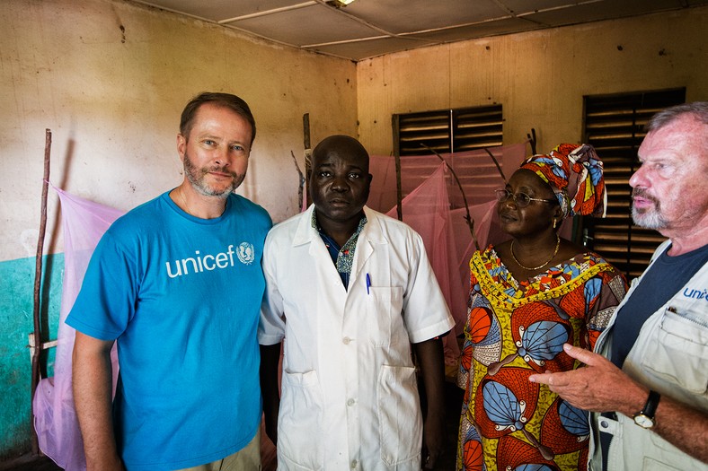 Artur Żmijewski w towarzystwie lekarza, pracownicy lokalnego UNICEF-u i szefa polskiego oddziału tej organizacji, Marka Krupińskiego, fot. Marcin Suder