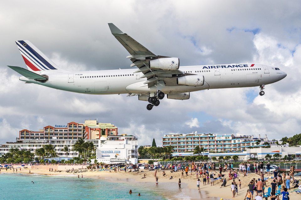 Sint Maarten - lądowanie nad plażą Maho