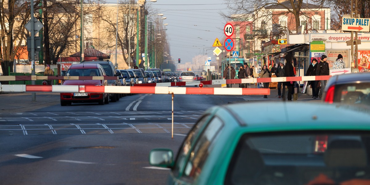 Przejazd kolejowy na Starołęce jest niebezpieczny.