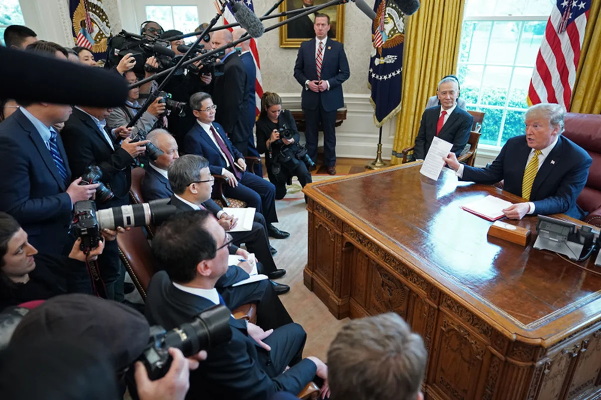 Przedstawiciel prezydenta Chin, Liu He obok Donalda Trumpa podczas jednego ze spotkań poświęconych rozmowom o zakończeniu wojny handlowej.