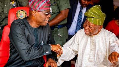 Governor Babajide Sanwo-Olu (Left) congratulates former Lagos state Governor, Alhaji Lateef Jakande (Right) at 91. [PM News]